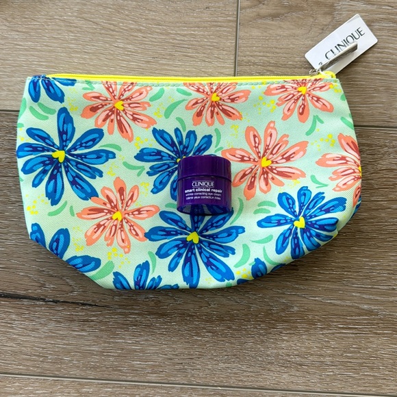 NWT Clinique Smart Clinical Repair wrinkle correcting Eye cream with makeup bag - Picture 1 of 2